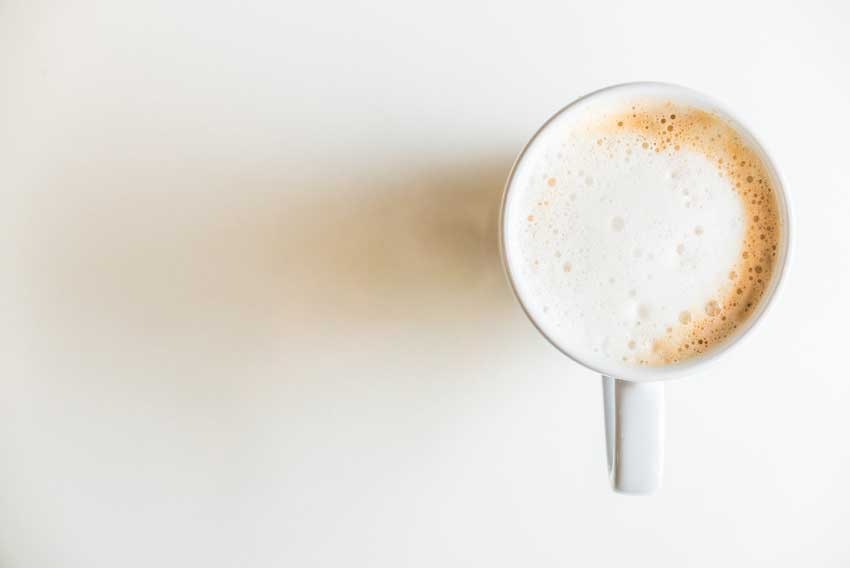 Flat White Kaffee machen? Schauen Sie sich dieses leckere Rezept für zu Hause an!
