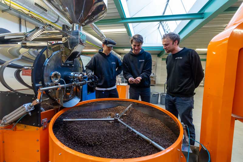 Die Brüder hinter Café du Jour am Röster in der eigenen Rösterei